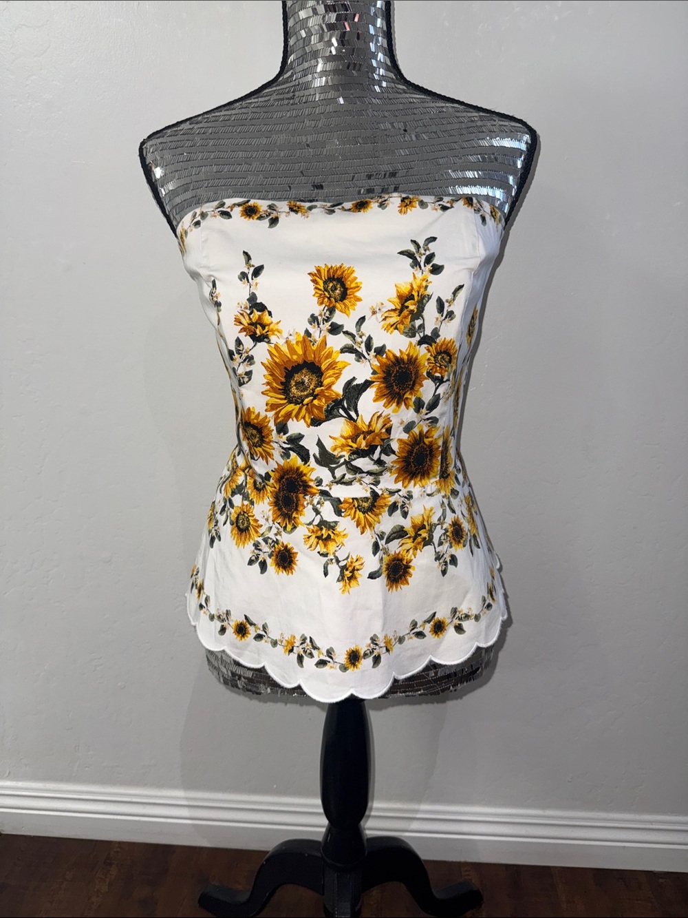 White House Black Market White Sunflower Strapless Scalloped Hem Camisole